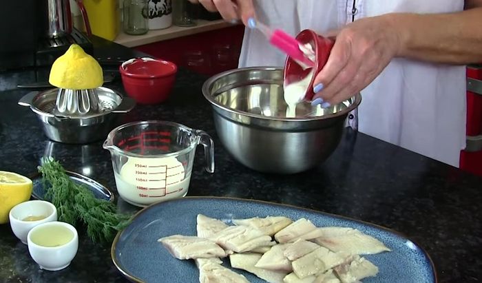 Creme fraîche, Joghurt, Sahne, Gurkenwasser, Senf, Zitronensaft, Salz, Zucker und Pfeffer in einer Schüssel verrühren.