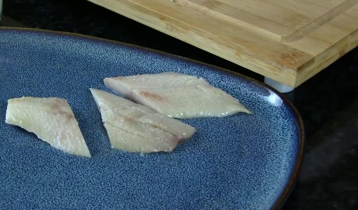 Matjesfilets in mundgerechte Happen schneiden.