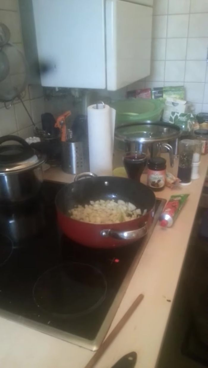 Tomatenmark hinzufügen und kurz mitbraten (115.04).