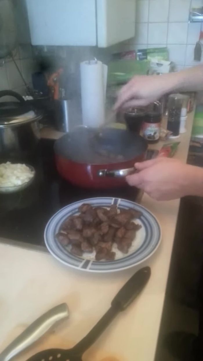 Hirschfleisch anbraten. Eine Portion ist bereits angebraten (12.599). Die zweite Portion wird jetzt angebraten (14.639).