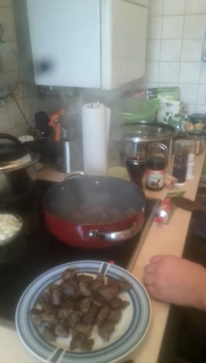 Das angebratene Fleisch in den Ofen stellen, um es warmzuhalten (23.84).