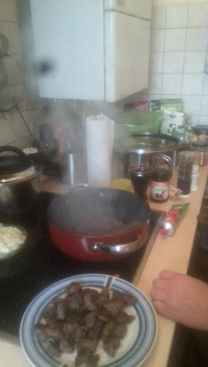 Zwiebeln goldgelb anbraten (30.279).