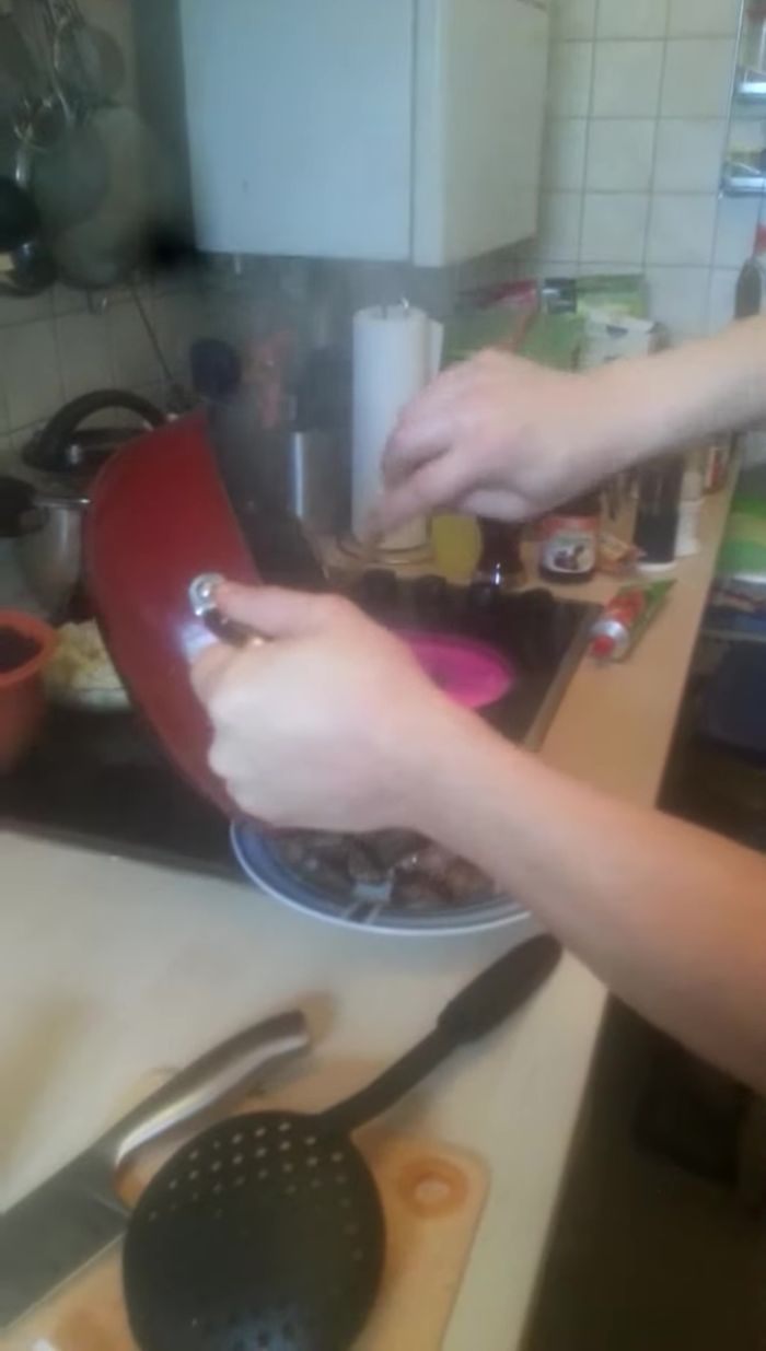 Das angebratene Fleisch wieder in den Topf geben (64.6).