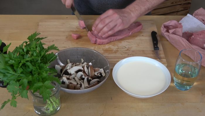 Kalbsfleisch in gleichmäßige, nicht zu dünne Streifen schneiden (133.17).