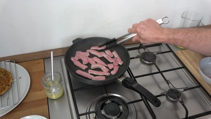 Pfanne erhitzen und mit Butter oder Schmalz auslassen (167.22).