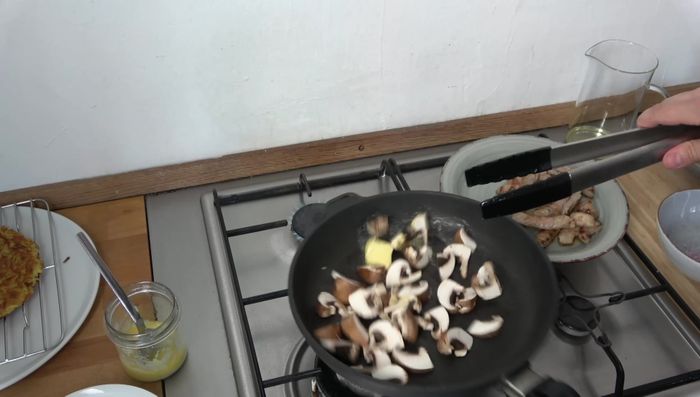 Champignons hinzufügen und mitbraten (210.28).