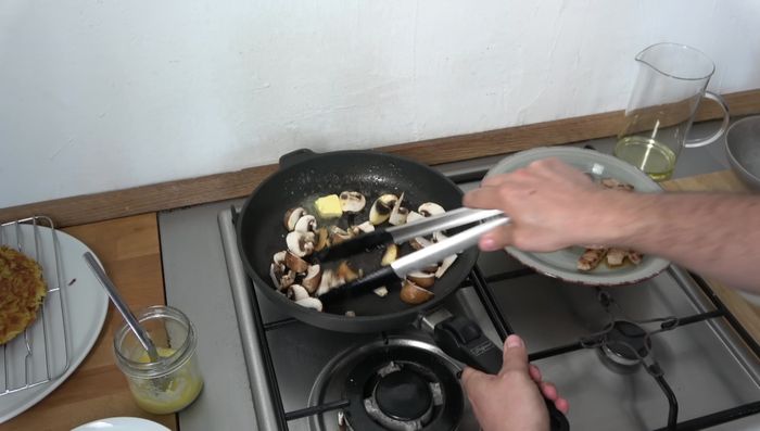 Frische Butter in die Pfanne geben und Schalotten/Zwiebeln darin andünsten (224.26).