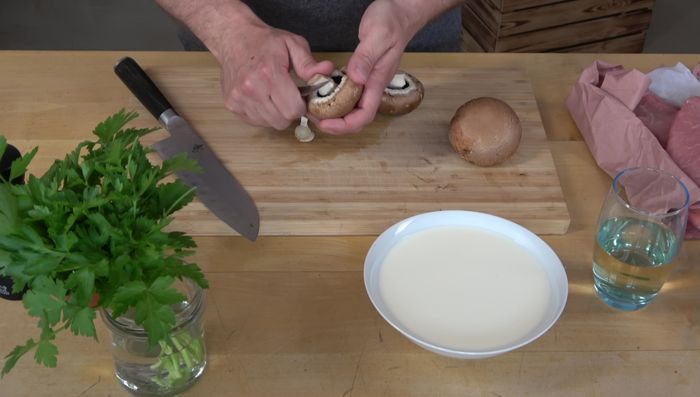 Champignons putzen (evtl. mit Bürste und Tuch reinigen, nicht waschen) und in Scheiben schneiden (82.159).