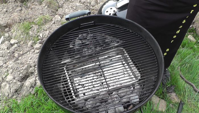 Grillen: Grill auf indirekte Hitze bei ca. 180-200 Grad vorheizen (310.76). Schweinebauch auf den Grill legen. Alle 15 Minuten mit Salzwasser bestreichen (331.3). Nach ca. 1 Stunde die Temperatur erhöhen (337.58).