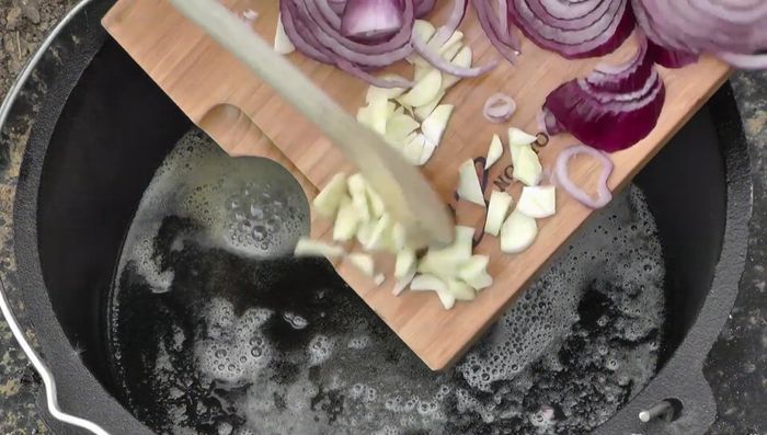 Kartoffelgratin vorbereiten: Kartoffeln in 3 mm dicke Scheiben schneiden (481.9). Zwiebeln und Knoblauch anbraten (409.58). Mit Pfeffer, Salz, geräuchertem Paprikapulver und Muskatblüte würzen (435.169). Sahne und Hühnerbrühe hinzufügen (458.18).