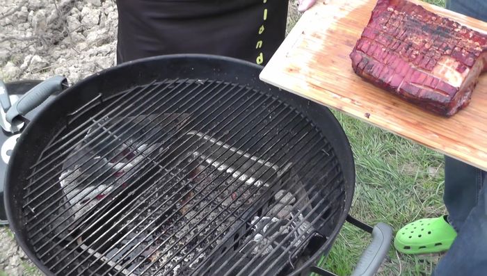 Servieren: Schweinebauch aufschneiden und mit dem Kartoffelgratin servieren (660.21).