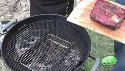 Knuspriger Schweinebauch mit Kartoffelgratin: BBQ-Rezept