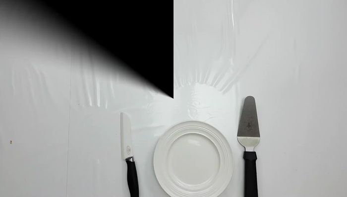 Die Torte für drei Stunden in den Kühlschrank stellen.