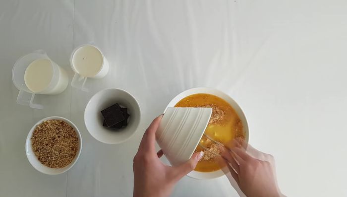 Die Masse in einer runden Kuchenform andrücken und in den Kühlschrank stellen.