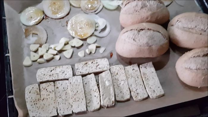 Weizenvollkornbrötchen auf ein Backblech legen.
