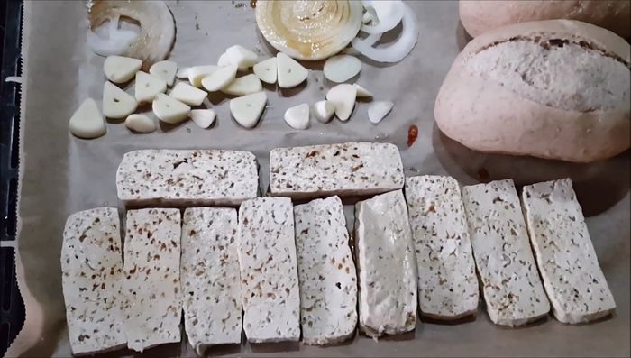 Tofu mit Sojasauce beträufeln und vermengen.