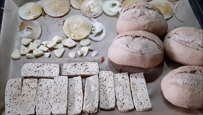 Tofu-Mischung auf die Brötchen verteilen.