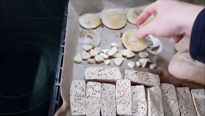 Brötchen bei 200 Grad Ober-/Unterhitze für 15 Minuten backen. Knoblauch gegebenenfalls vom Blech nehmen, falls er zu stark bräunt.