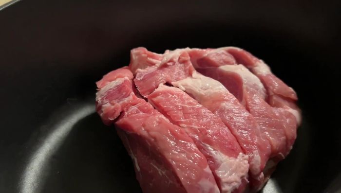 Marinade auf den Schweinenacken streichen.
