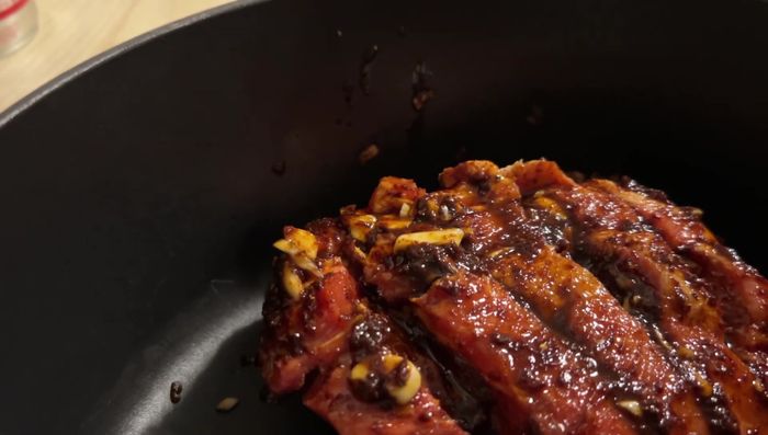 Schweinenacken in einen Topf geben, mit 200ml Schwarzbier umgießen und eine Bio-Zitrone mit Zahnstochern einstechen. Mit Deckel 5 Stunden bei 150°C im Backofen garen.
