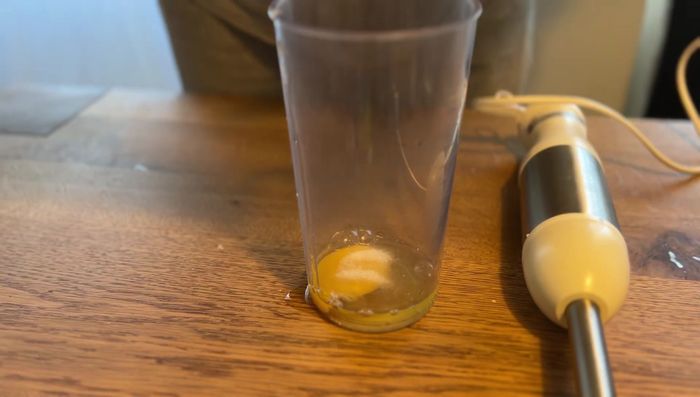 Für das Dressing Ei, Salz, Pfeffer, Knoblauch, Zwiebel, Zitronensaft, Senf, Barbecue-Soße und Gewürzgurken pürieren. Währenddessen langsam 150ml Öl hinzufügen, bis eine dickflüssige Konsistenz entsteht.