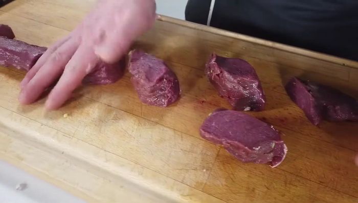 Rehrücken in Stücke schneiden, kräftig von allen Seiten mit Salz und Pfeffer würzen und anbraten.