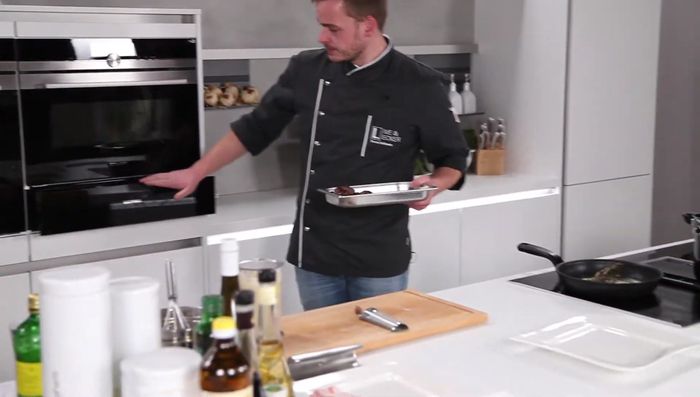 Rehrücken nach dem Garen in der Pfanne mit Kräutern aus dem Ofen kurz anbraten.