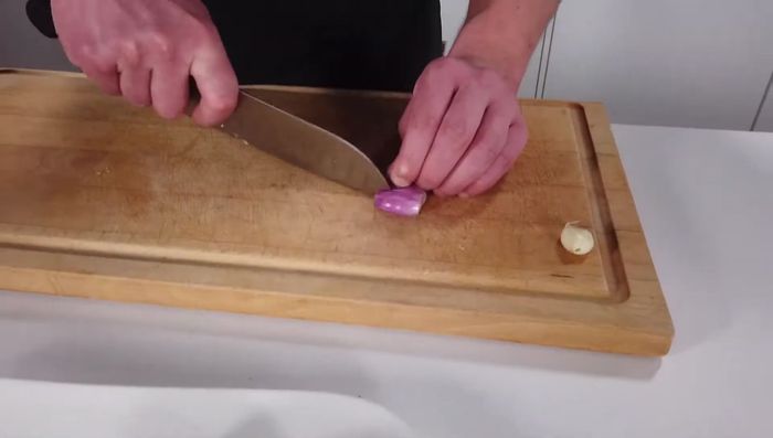 Schalotten und Knoblauch fein hacken, Speck würfeln.