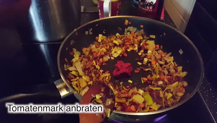 Tomatenmark hinzufügen und anbraten.