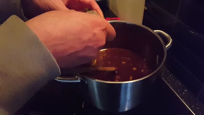 Hefeextrakt hinzufügen. Nach ca. 2-2,5 Stunden Kochzeit Gewürze hinzufügen.