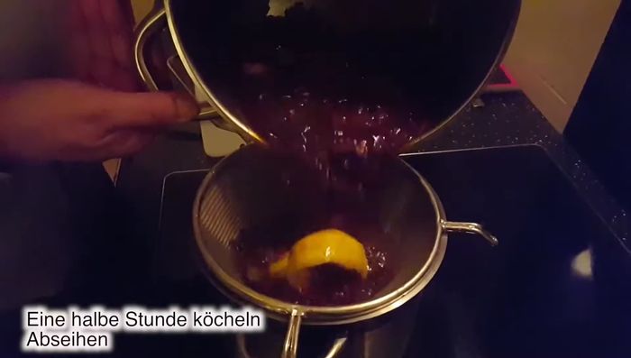 Alles durch ein Sieb passieren und das Gemüse gut ausdrücken.