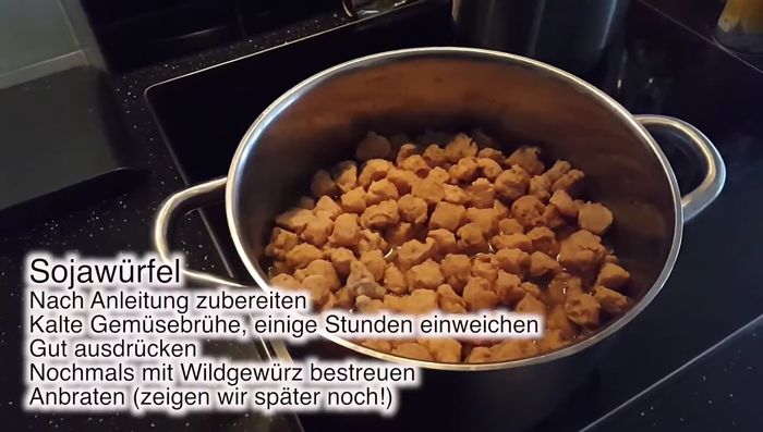 Sojawürfel in kalter Gemüsebrühe einweichen (laut Packungsanleitung).