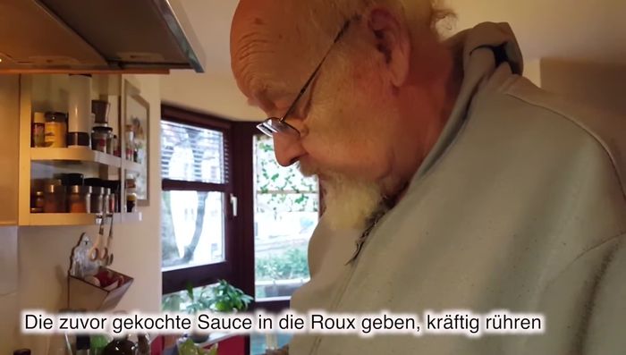 Kalte Soße in die heiße Einbrenne geben, aufkochen und 23 Minuten köcheln lassen.
