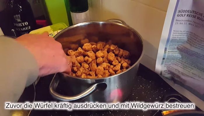 Sojawürfel ausdrücken, mit Wildgewürz bestreuen und in viel Öl anbraten.