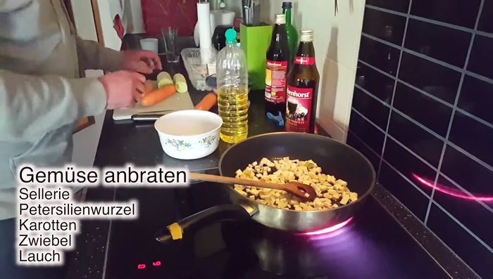 Sellerie, Petersilienwurzeln und Karotten in reichlich Öl anbraten.