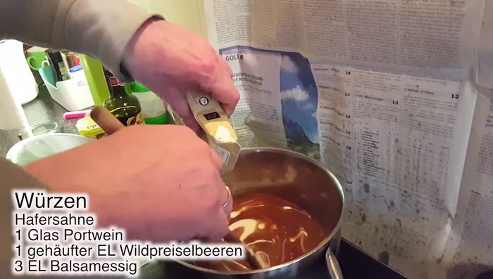 Haferahne, optional Portwein, Preiselbeeren und Balsamessig zur Soße geben. Abschmecken und mit Salz und Pfeffer würzen.