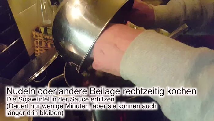 Sojawürfel unterheben und erwärmen.