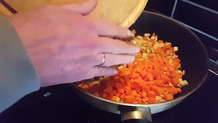 Zwiebel hinzufügen und ebenfalls anbraten.