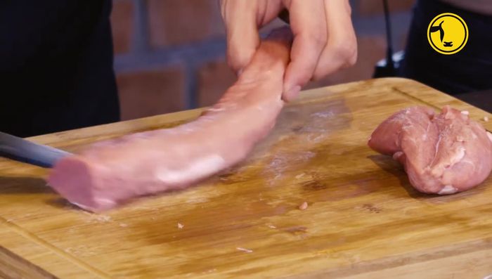 Kalbsfilet in Medaillons schneiden. Bei Raumtemperatur ca. 30 Minuten vor dem Braten ruhen lassen. Mit Salz und Pfeffer würzen.