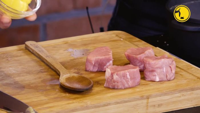 Butterschmalz in einer Pfanne erhitzen. Kalbsmedaillons von jeder Seite kurz braten (ca. 2,5 Minuten pro Seite, je nach gewünschter Garstufe). Dabei darauf achten, das Fleisch nicht zu oft zu wenden.