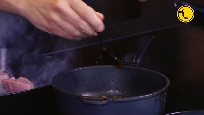 Gegen Ende des Bratens etwas Honig zur Sauce geben.