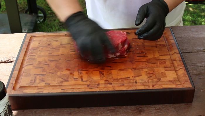 Steaks mit etwas Öl einreiben und salzen.