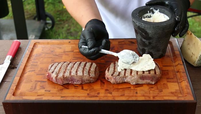 Macadamia-Feta-Kruste auf die Steaks geben.