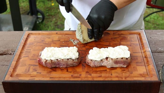 Hartkäse in Scheiben schneiden und auf die Kruste legen.