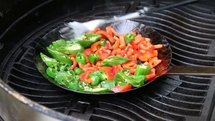 Tomaten hinzufügen und ca. 10 Minuten köcheln lassen. Mit Granatapfelsirup, Pfeffer und Salz abschmecken.