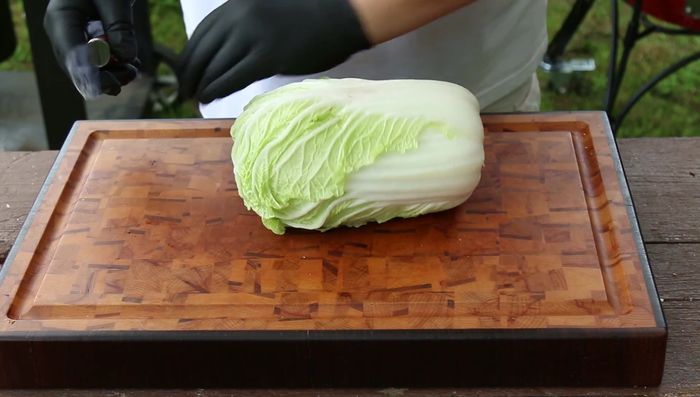 Chinakohl halbieren und mit Olivenöl beträufeln. Auf dem Grill von beiden Seiten anbraten.