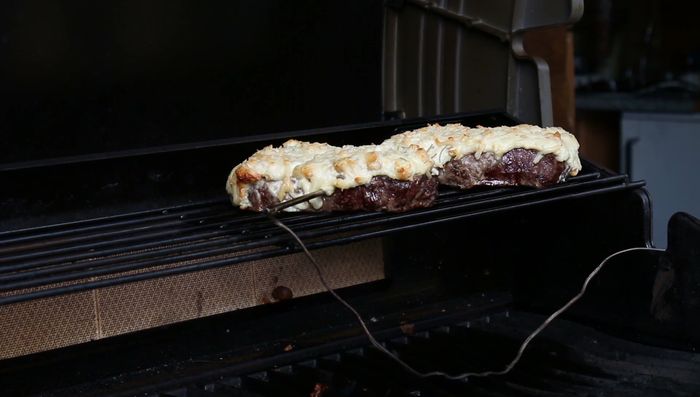 Steaks bei 54° Kerntemperatur vom Grill nehmen und ruhen lassen.