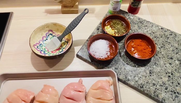 Gewürzmischung auf das Fleisch geben und gut verreiben. Für ca. eine Stunde in den Kühlschrank stellen.
