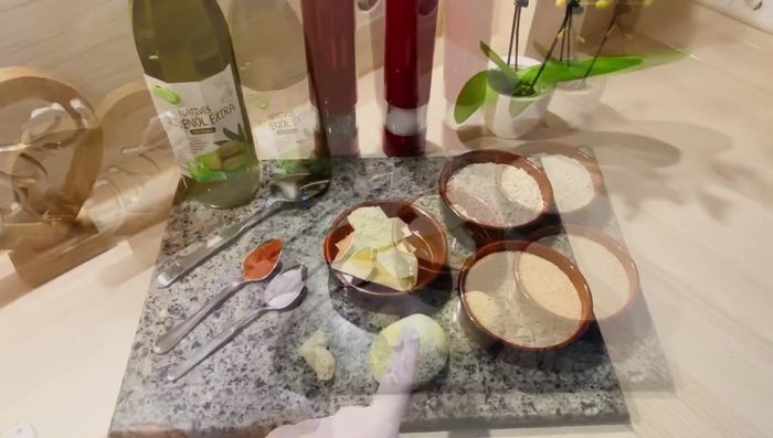 Zwiebel und Knoblauch würfeln.