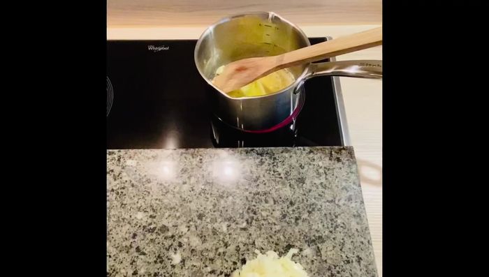 Butter schmelzen, Zwiebel und Knoblauch hinzufügen. Zucker und Paprika hinzufügen.